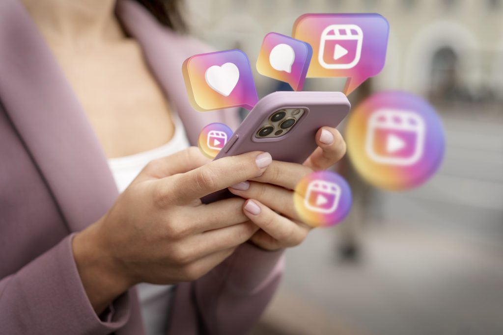 tanara cu telefonul in mana si simboluri care inconjoara telefonul ce sugereaza instagram content